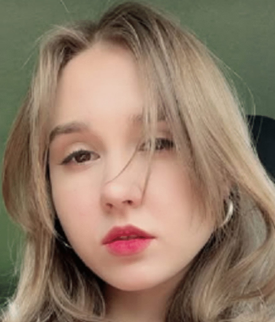 DollHole Biography, Life Story, Height, Career & Net Worth 2025